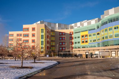 Calgary, Alberta - 27 Şubat 2022: Calgary 'deki renkli Alberta Çocuk Hastanesi' nin dış görünüşü.
