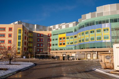 Calgary, Alberta - 27 Şubat 2022: Calgary 'deki renkli Alberta Çocuk Hastanesi' nin dış görünüşü.