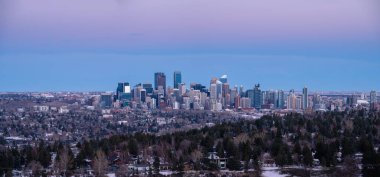 Calgary, Alberta 'nın günbatımındaki panoramik görüntüsü.