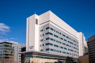 Calgary, Alberta - 27 Şubat 2022: Foothills Hastanesi 'ndeki McCaig Kulesi dış cephesi.