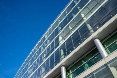 Calgary, Alberta - 27 Şubat 2022: Calgary Üniversitesi Sağlık Merkezi 'nin dış cephesi Foothills Hastanesi' nde eğitim merkezi.
