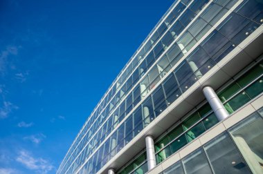 Calgary, Alberta - 27 Şubat 2022: Calgary Üniversitesi Sağlık Merkezi 'nin dış cephesi Foothills Hastanesi' nde eğitim merkezi.