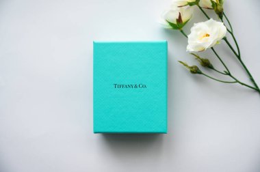Calgary, Alberta - 8 Mart 2022: Tiffany & Co. hediye kutusu beyaz arka planda.