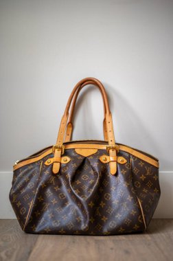 Calgary, Alberta - 10 Mart 2022 Louis Vuitton el çantası.