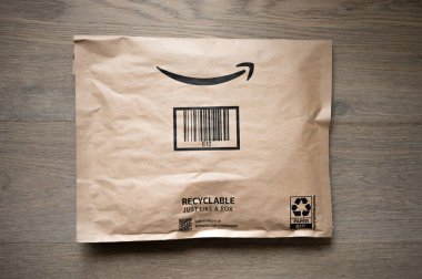 Calgary, ALberta - 11 Mart 2022: Kağıt geri dönüşümlü Amazon paketi eve teslim edildi.