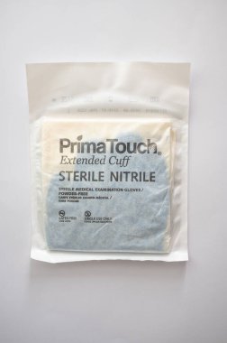 Calgary, Alberta - 11 Mart 2022: Steril tıbbi muayene eldivenleri.. .