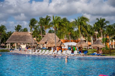 Tulum, Meksika - 23 Mart 2022: Riviera Maya 'daki Bahia Principe Grand Coba' da yüzme havuzlarının manzarası.