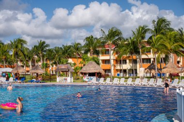 Tulum, Meksika - 23 Mart 2022: Riviera Maya 'daki Bahia Principe Grand Coba' da yüzme havuzlarının manzarası.