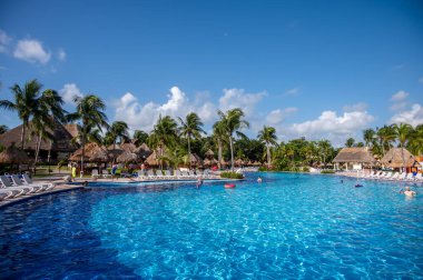 Tulum, Meksika - 23 Mart 2022: Riviera Maya 'daki Bahia Principe Grand Coba' da yüzme havuzlarının manzarası.
