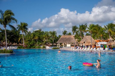 Tulum, Meksika - 23 Mart 2022: Riviera Maya 'daki Bahia Principe Grand Coba' da yüzme havuzlarının manzarası.