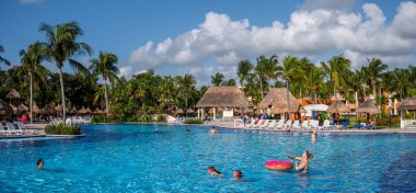 Tulum, Meksika - 23 Mart 2022: Riviera Maya 'daki Bahia Principe Grand Coba' da yüzme havuzlarının manzarası.