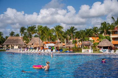 Tulum, Meksika - 23 Mart 2022: Riviera Maya 'daki Bahia Principe Grand Coba' da yüzme havuzlarının manzarası.