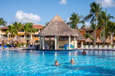 Tulum, Meksika - 23 Mart 2022: Riviera Maya 'daki Bahia Principe Grand Coba' da yüzme havuzlarının manzarası.