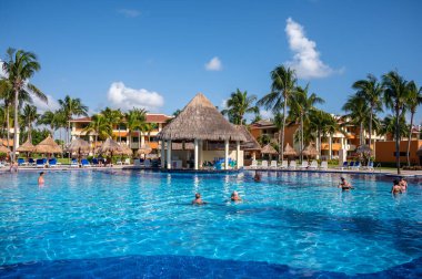 Tulum, Meksika - 23 Mart 2022: Riviera Maya 'daki Bahia Principe Grand Coba' da yüzme havuzlarının manzarası.