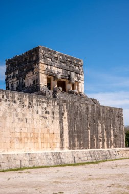 Piste, Meksika - 25 Mart 2022: Chichen Itza 'daki Gran Juego de Pelota' nın detayları.