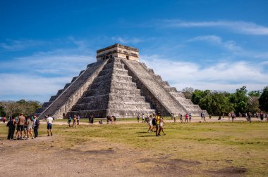 Piste, Meksika - 25 Mart 2022: Chichen Itza 'daki El Castillo Piramidi.