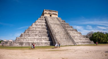 Piste, Meksika - 25 Mart 2022: Chichen Itza 'daki El Castillo Piramidi.