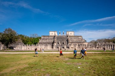 Piste, Meksika - 25 Mart 2022: Chichen Itza 'daki El Templo de los Guerreros (Savaşçı Tapınağı) manzarası.