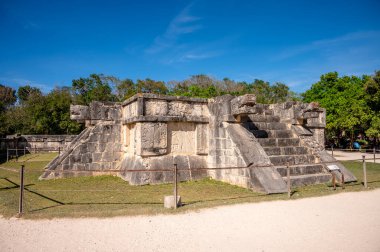 Piste, Meksika 25 Mart 2022: Plataforma de las guilas y los Jaguares in Chichen Itza manzarası.
