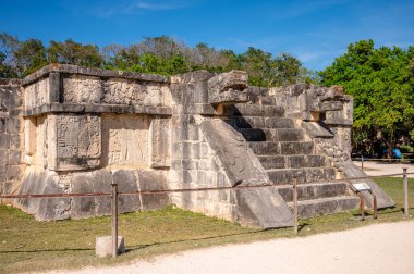 Piste, Meksika - 25 Mart 2022: Chichen Itza 'da Kartallar ve Jaguarlar Platformu.