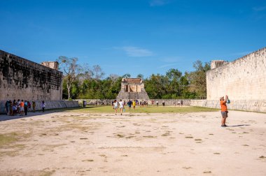 Piste, Meksika - 25 Mart 2022: Chichen Itza 'daki Gran Juego de Pelota' nın detayları.