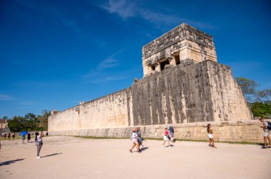 Piste, Meksika - 25 Mart 2022: Chichen Itza 'daki Gran Juego de Pelota' nın detayları.