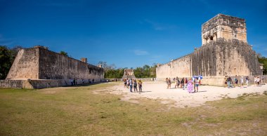 Piste, Meksika - 25 Mart 2022: Chichen Itza 'daki Gran Juego de Pelota' nın detayları.