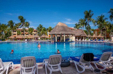 Tulum, Meksika - 25 Mart 2022: Riviera Maya 'daki Bahia Principe Grand Coba' da yüzme havuzlarının manzarası.