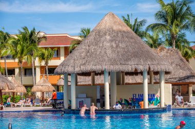 Tulum, Meksika - 25 Mart 2022: Riviera Maya 'daki Bahia Principe Grand Coba' da yüzme havuzlarının manzarası.
