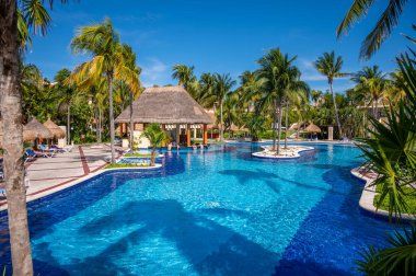 Tulum, Meksika - 25 Mart 2022: Riviera Maya 'daki Bahia Principe Grand Coba' da yüzme havuzlarının manzarası.