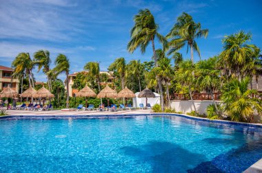 Tulum, Meksika - 25 Mart 2022: Riviera Maya 'daki Bahia Principe Grand Coba' da yüzme havuzlarının manzarası.