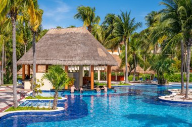 Tulum, Meksika - 25 Mart 2022: Riviera Maya 'daki Bahia Principe Grand Coba' da yüzme havuzlarının manzarası.