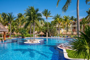 Tulum, Meksika - 25 Mart 2022: Riviera Maya 'daki Bahia Principe Grand Coba' da yüzme havuzlarının manzarası.