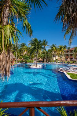 Tulum, Meksika - 25 Mart 2022: Riviera Maya 'daki Bahia Principe Grand Coba' da yüzme havuzlarının manzarası.