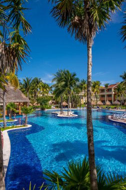 Tulum, Meksika - 25 Mart 2022: Riviera Maya 'daki Bahia Principe Grand Coba' da yüzme havuzlarının manzarası.