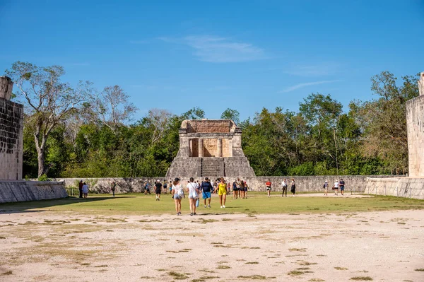 Piste, Meksika - 25 Mart 2022: Chichen Itza 'daki Gran Juego de Pelota' nın detayları.