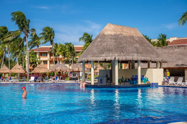 Tulum, Meksika - 25 Mart 2022: Riviera Maya 'daki Bahia Principe Grand Coba' da yüzme havuzlarının manzarası.