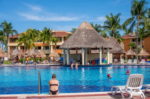 Tulum, Meksika - 25 Mart 2022: Riviera Maya 'daki Bahia Principe Grand Coba' da yüzme havuzlarının manzarası.