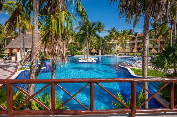 Tulum, Meksika - 25 Mart 2022: Riviera Maya 'daki Bahia Principe Grand Coba' da yüzme havuzlarının manzarası.