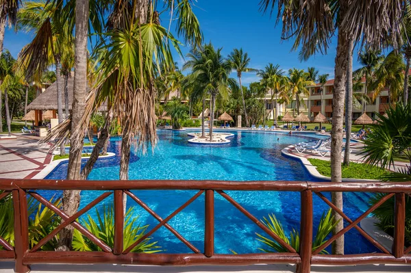 Tulum, Meksika - 25 Mart 2022: Riviera Maya 'daki Bahia Principe Grand Coba' da yüzme havuzlarının manzarası.