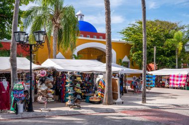 Tulum, Meksika - 26 Mart 2022: Riviera Maya 'daki Bahia Principe Hacienda Dona Isabel' deki pazara bakınız.