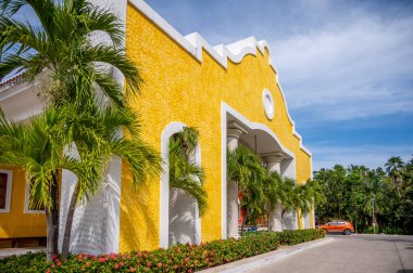 Tulum, Meksika - 26 Mart 2022: Riviera Maya 'da Bahia Principe Hacienda Dona Isabel manzarası.