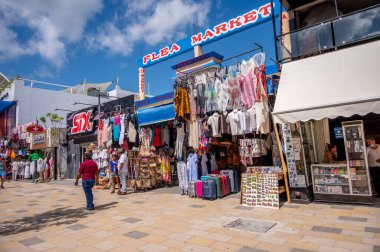 Playa del Carmen, Meksika - 28 Mart 2022 Play del Carmen 'de 5. Cadde' deki dükkan ve sokak manzarası.