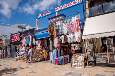 Playa del Carmen, Meksika - 28 Mart 2022 Play del Carmen 'de 5. Cadde' deki dükkan ve sokak manzarası.