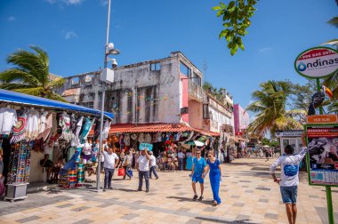 Playa del Carmen, Meksika - 28 Mart 2022 Play del Carmen 'de 5. Cadde' deki dükkan ve sokak manzarası.