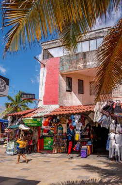 Playa del Carmen, Meksika - 28 Mart 2022 Play del Carmen 'de 5. Cadde' deki dükkan ve sokak manzarası.