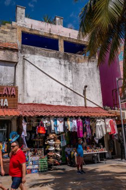 Playa del Carmen, Meksika - 28 Mart 2022 Play del Carmen 'de 5. Cadde' deki dükkan ve sokak manzarası.