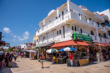 Playa del Carmen, Meksika - 28 Mart 2022 Play del Carmen 'de 5. Cadde' deki dükkan ve sokak manzarası.