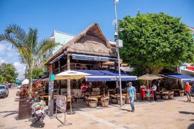 Playa del Carmen, Meksika - 28 Mart 2022 Play del Carmen 'de 5. Cadde' deki dükkan ve sokak manzarası.