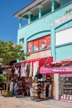 Playa del Carmen, Meksika - 28 Mart 2022 Play del Carmen 'de 5. Cadde' deki dükkan ve sokak manzarası.